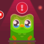 Uma pessoa segurando um pôster com o mascote do Duolingo e ícones ao redor com bandeiras de diferentes países e logotipos de aplicativos de aprendizagem de idiomas.