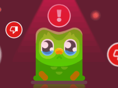 Eu uso o Duolingo há 1.900 dias e está piorando – veja como eu resolveria isso Uma pessoa segurando um pôster com o mascote do Duolingo e ícones ao redor com bandeiras de diferentes países e logotipos de aplicativos de aprendizagem de idiomas.