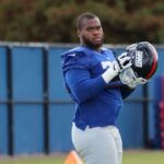 O ataque ofensivo do New York Giants, Evan Neal # 73, durante o treino no centro de treinamento do New York Giants em East Rutherford, Nova Jersey