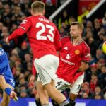 epa12546510 Idrissa Gueye do Everton (L) dá um tapa no rosto de Michael Keane do Everton (R) durante a partida da Premier League inglesa entre Manchester United e Everton FC em Manchester, Grã-Bretanha, 24 de novembro de 2025. EPA/ADAM VAUGHAN EDITORIAL SOMENTE PARA USO. Não use áudio, vídeo, dados, listas de jogos, logotipos de clubes/ligas, serviços “ao vivo” ou NFTs não autorizados. Uso on-line na partida limitado a 120 imagens, sem emulação de vídeo. Não há uso em apostas, jogos ou publicações de clubes/ligas/jogadores individuais.