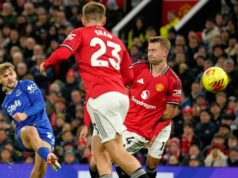 Everton venceu o Man Utd apesar de Gueye ter visto vermelho por dar um tapa em seu companheiro de equipe epa12546510 Idrissa Gueye do Everton (L) dá um tapa no rosto de Michael Keane do Everton (R) durante a partida da Premier League inglesa entre Manchester United e Everton FC em Manchester, Grã-Bretanha, 24 de novembro de 2025. EPA/ADAM VAUGHAN EDITORIAL SOMENTE PARA USO. Não use áudio, vídeo, dados, listas de jogos, logotipos de clubes/ligas, serviços “ao vivo” ou NFTs não autorizados. Uso on-line na partida limitado a 120 imagens, sem emulação de vídeo. Não há uso em apostas, jogos ou publicações de clubes/ligas/jogadores individuais.