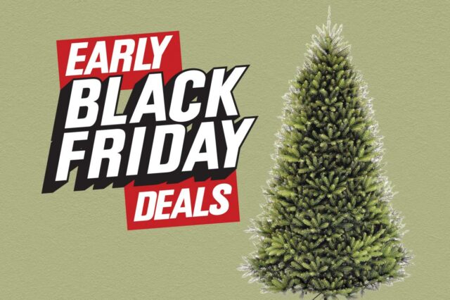 Árvore de Natal artificial pré-iluminada com suporte de metal.