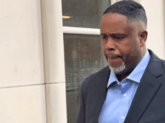 Ex-astro da NBA, Damon Jones se declara inocente em casos de conspiração de jogos de azar e pôquer O ex-astro da NBA Damon Jones se declara inocente em casos de conspiração de jogos de azar e pôquer. Um homem de terno escuro e camisa azul clara sai de um prédio, olhando para baixo com uma expressão séria.