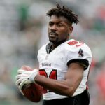 Ex-astro da NFL Antonio Brown preso sob acusação de tentativa de homicídio em tiroteio em Miami