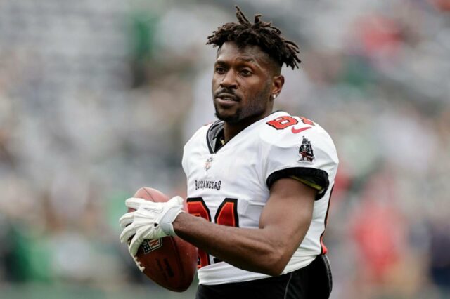 Ex-astro da NFL Antonio Brown preso sob acusação de tentativa Ex-astro da NFL Antonio Brown preso sob acusação de tentativa de homicídio em tiroteio em Miami