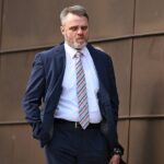 Ex-astro de Neighbours descobre seu destino por causa do gesto nazista