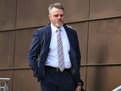 Ex-astro de Neighbours descobre seu destino por causa do gesto nazista Ex-astro de Neighbours descobre seu destino por causa do gesto nazista