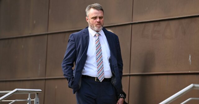 Ex-astro de Neighbours descobre seu destino por causa do gesto Ex-astro de Neighbours descobre seu destino por causa do gesto nazista