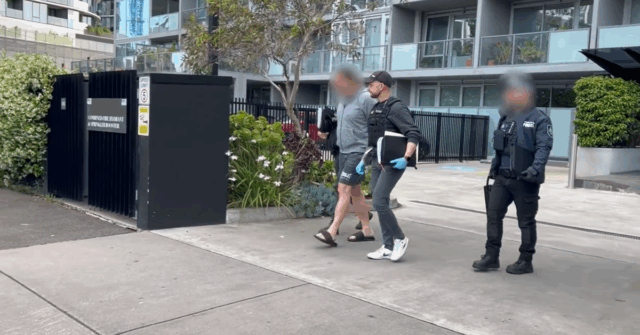 O ex-chefe do CFMEU, John Setka, foi preso pela polícia de Victoria e oficiais da AFP em sua casa em Footscray esta manhã.