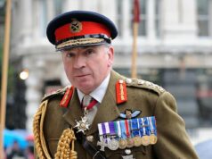 Ex-chefe do Exército Britânico, General Richard Dannatt, suspenso da Câmara dos Lordes por quatro meses por quebrar regras de lobby Descobriu-se que o general Lord Richard Dannatt violou as regras sobre a prestação de serviços parlamentares em troca de 'pagamento ou recompensa' após uma armação de repórteres.