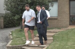 Ex-estrela do NRL acusada de suposta fraude de criptomoeda O ex-jogador dos Dragons, Trent Merrin, foi preso em sua casa esta manhã.