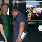 O ex-presidente brasileiro Jair Bolsonaro aparece à sua porta durante sua prisão domiciliar em Brasília, Brasil, em 21 de novembro de 2025.