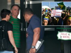 Ex-presidente Jair Bolsonaro é detido pela polícia, diz advogado O ex-presidente brasileiro Jair Bolsonaro aparece à sua porta durante sua prisão domiciliar em Brasília, Brasil, em 21 de novembro de 2025.