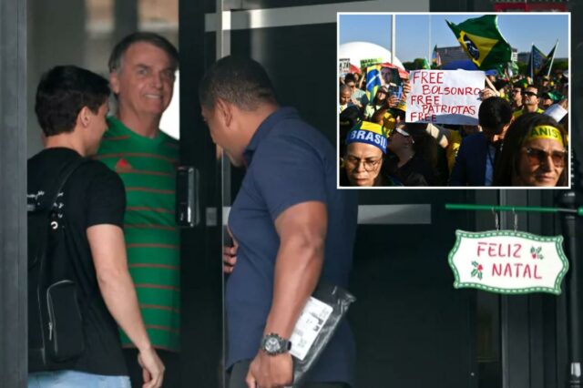 O ex-presidente brasileiro Jair Bolsonaro aparece à sua porta durante sua prisão domiciliar em Brasília, Brasil, em 21 de novembro de 2025.
