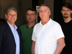 Ex-presidente Jair Bolsonaro pede para cumprir prisão domiciliar no Brasil Ex-presidente Jair Bolsonaro pede para cumprir prisão domiciliar no Brasil