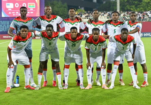 Exclusivo: olheiros do Man Utd observando jovem de 15 anos ícone de correio