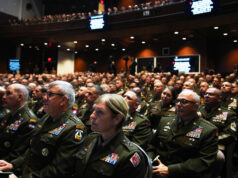 Exército jura que seus soldados na Alemanha não precisam de bancos de alimentos Desenho animado de Pedro Molina