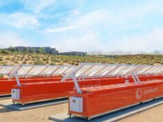 Exowatt, apoiado por Sam Atlman, quer alimentar data centers de IA com bilhões de pedras quentes Exowatt's orange P3 units sit on sandy ground near a data center.