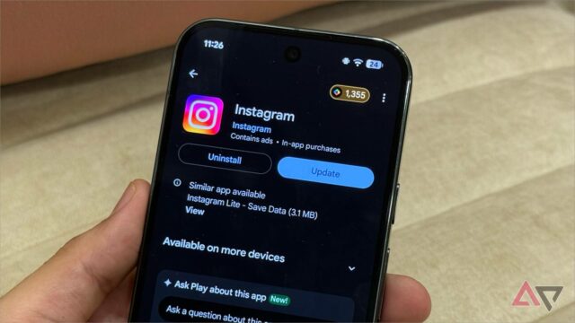 um close de um telefone mostrando a página inicial do Instagram com o menu para você aberto