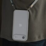 Experimentei a alça crossbody da Apple. É conveniente, mas o telefone parece bobo quando a alça é removida