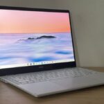 o Chromebook Acer Plus Spin 514 2025 em uma mesa de madeira