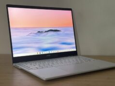 Experimentei o primeiro Chromebook da Acers com um NPU: deixando de lado os recursos de IA, é apenas um laptop de bom orçamento o Chromebook Acer Plus Spin 514 2025 em uma mesa de madeira