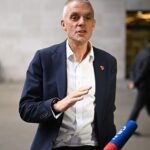 Explicação da crise da BBC: como a amada emissora do Reino Unido entrou em um dos piores escândalos de seus 100 anos de história - e para onde vai a partir daqui