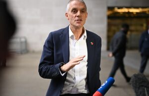 Explicação da crise da BBC: como a amada emissora do Reino Unido entrou em um dos piores escândalos de seus 100 anos de história – e para onde vai a partir daqui Explicação da crise da BBC: como a amada emissora do Reino Unido entrou em um dos piores escândalos de seus 100 anos de história - e para onde vai a partir daqui