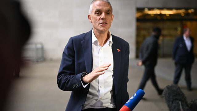 Explicação da crise da BBC: como a amada emissora do Reino Unido entrou em um dos piores escândalos de seus 100 anos de história - e para onde vai a partir daqui
