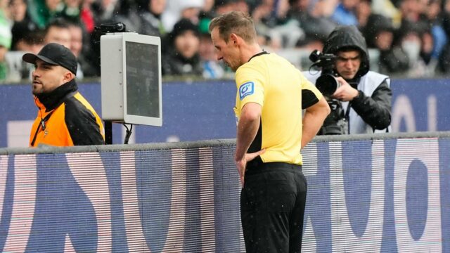 Explicado: O que é VAR-lite no futebol? O novo sistema de revisão sendo testado pela Austrália
