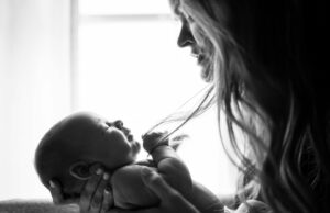 Explorando como o vínculo materno afeta o processamento social em bebês mãe