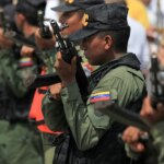 FAA alerta companhias aéreas sobre sobrevoar a Venezuela: ‘Situação potencialmente perigosa’