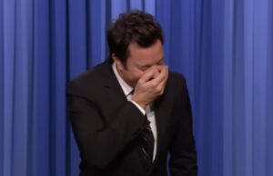 Fallon se esforça para superar a paralisação do governo porque não consegue parar de rir: ‘Isso é um bom texto’ | Vídeo Fallon se esforça para superar a paralisação do governo porque não consegue parar de rir: 'Isso é um bom texto' | Vídeo