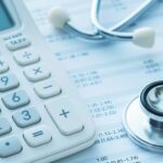 Famílias australianas enfrentam aumento de US$ 200 em apólices de seguro saúde essenciais