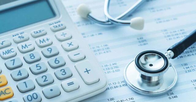 Famílias australianas enfrentam aumento de US$ 200 em apólices de Famílias australianas enfrentam aumento de US$ 200 em apólices de seguro saúde essenciais