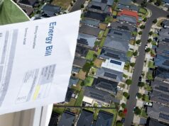 Famílias australianas receberão eletricidade gratuita três horas por dia Eletricista não identificado realizando instalação de painel solar no telhado da casa usando chave de fenda sem fio