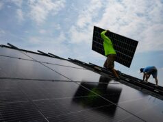 Famílias dos EUA ficam ‘enlouquecidas’ com cortes nos fundos solares para telhados Famílias dos EUA ficam ‘enlouquecidas’ com cortes nos fundos solares para telhados