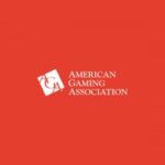 Logotipo da American Gaming Association em branco sobre fundo vermelho. FanDuel junta-se ao DraftKings ao renunciar à American Gaming Association