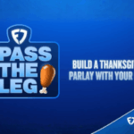 FanDuel lança Pass the Leg, seu primeiro jogo colaborativo em grupo no aplicativo. Um gráfico promocional azul da FanDuel apresentando o logotipo “Pass the Leg” com marcas de seleção e um ícone de perna de peru, ao lado do texto “Construa uma negociação de Ação de Graças com sua equipe” e o logotipo da FanDuel no canto.
