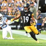 O wide receiver do Pittsburgh Steelers, Calvin Austin III (19), recebe um passe durante o segundo tempo contra o Indianapolis Colts.