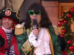 Fantasy gira em um barco pirata durante o desfile do Dia de Ação de Graças de 2025 Senhor Fantasia no Desfile