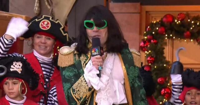 Fantasy gira em um barco pirata durante o desfile do Senhor Fantasia no Desfile