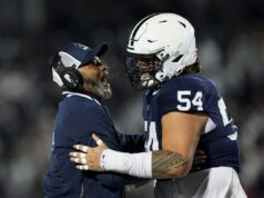 Fãs da Penn State gritam cantando depois que VT contrata James Franklin Interim college football head Coach Terry Smith of the Penn State Nittany Lions