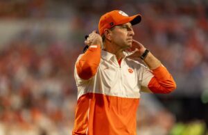 Fãs de Clemson se voltam contra Dabo Swinney após derrota embaraçosa para Duke Head coach Dabo Swinney of the Clemson Tigers