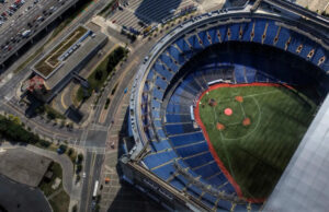 Fãs de beisebol indignados após a polêmica celebração da World Series: ‘Estúpido’ Um fã levou a celebração do Blue Jays World Series ao extremo – e outros o estão criticando pela poluição desnecessária causada por seu