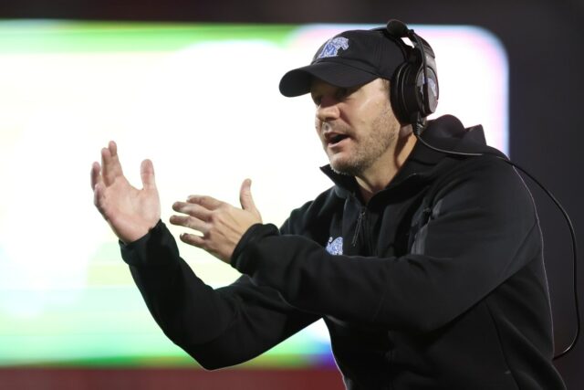 Fãs do programa da SEC protestam contra a contratação de Newly hired Arkansas head coach Ryan Silverfield