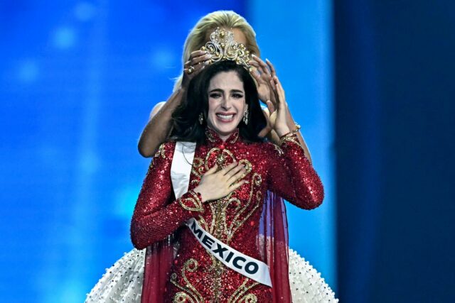 Fatima Bosch, do México, vence concurso de Miss Universo atingido A mexicana Fátima Bosch foi coroada vencedora, marcando o quarto título de Miss Universo do país (AFP via Getty Images)