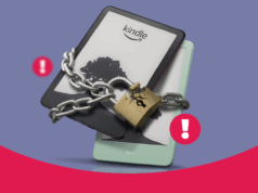 Fazer o jailbreak do meu Kindle foi divertido, mas os bugs o tornaram inutilizável Um leitor eletrônico Amazon Kindle Paperwhite sentado em uma mesa ao lado de uma pilha de livros