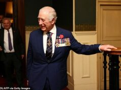 Feliz Aniversário, Majestade! Rei Carlos celebrará seu 77º aniversário com viagem ao seu amado País de Gales O rei Carlos celebrará seu 77º aniversário no Castelo Cyfarthfa, no País de Gales. Na foto aqui participando do Royal British Legion Festival of Remembrance no Royal Albert Hall em 8 de novembro