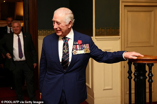 Feliz Aniversário, Majestade! Rei Carlos celebrará seu 77º aniversário com O rei Carlos celebrará seu 77º aniversário no Castelo Cyfarthfa, no País de Gales. Na foto aqui participando do Royal British Legion Festival of Remembrance no Royal Albert Hall em 8 de novembro